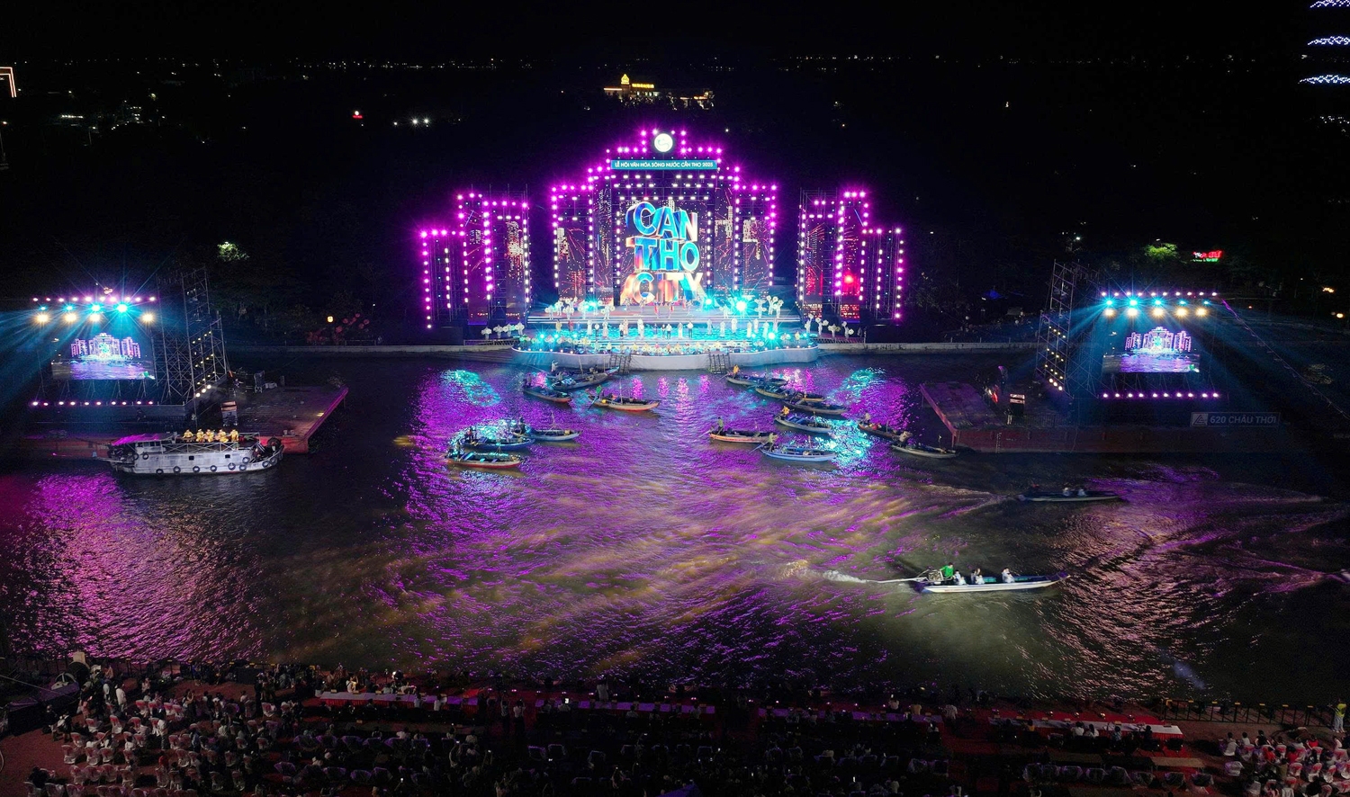 Sông nước Cần Thơ như bừng tỉnh, thức dậy trong sắc màu rực rỡ